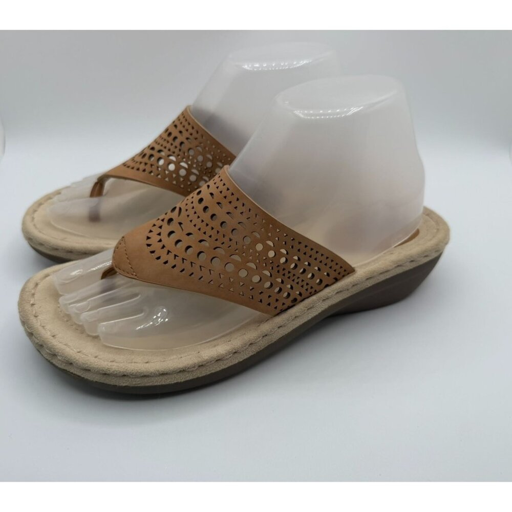 Cliffs by White Mountain Comate Thong Sandal Women Size 9.5 Tan Wedge Heel Shoes